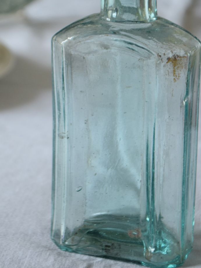 アンティークのおしゃれなガラスボトル、淡い色のガラスがキレイな 