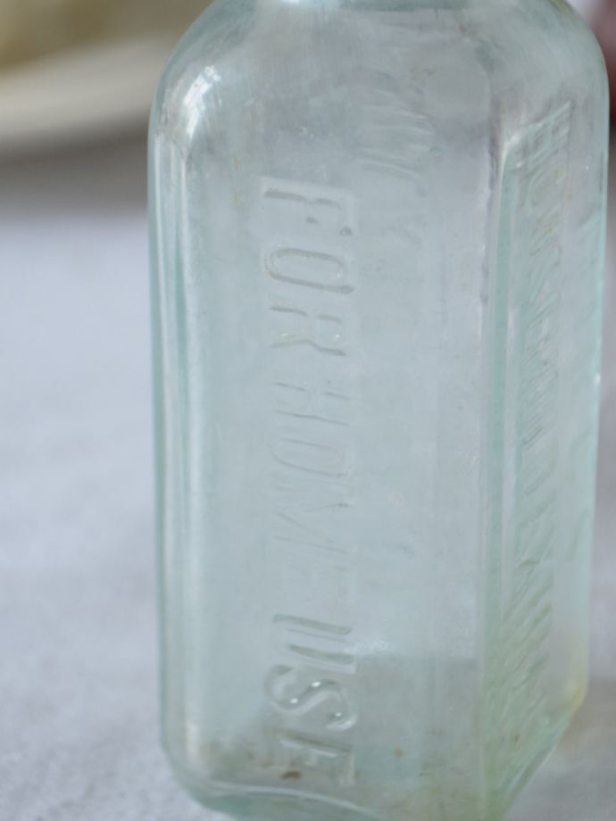 アンティークのおしゃれなガラスボトル、エンボス入りのガラス瓶