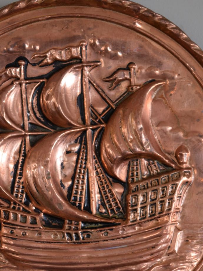 イギリスのアンティーク雑貨、帆船の型押しがカッコいい真鍮製の飾り皿