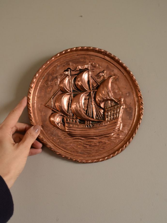 イギリスのアンティーク雑貨、帆船の型押しがカッコいい真鍮製の飾り皿