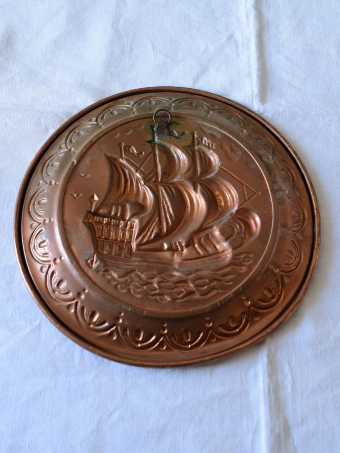 英国のおしゃれなアンティーク雑貨、帆船の型押しがカッコいい真鍮製の飾り皿