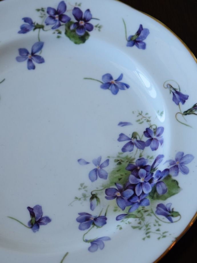 イギリスのアンティーク食器、ハマースレイ窯のすみれ柄のプレート（Victorian Violet ）