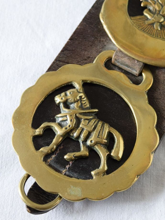 英国で見つけたアンティーク馬具飾り、真鍮製のアンティークホースブラス（革ベルト付きセット）