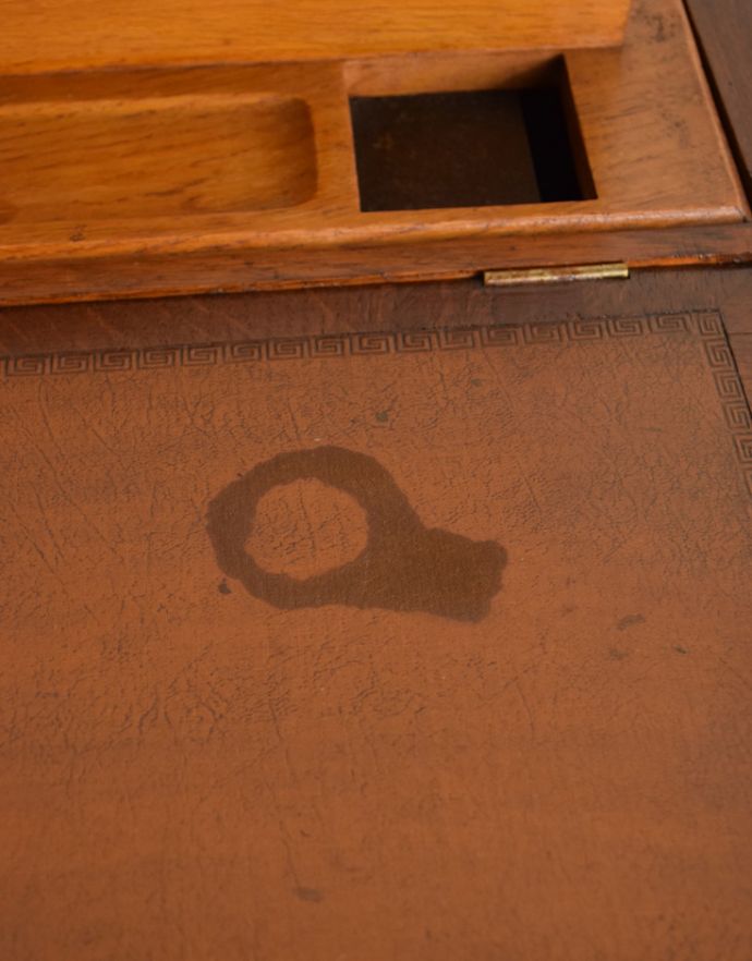 アンティークのデスク・書斎机　アンティーク家具　英国で見つけた機能的にも優れたライティングデスク、アンティーク英国家具（机）。天板には虫眼鏡の跡が。(m-540-f)