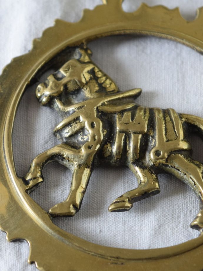 イギリスアンティークの馬具飾り、真鍮製のアンティークホースブラス(m-5403-z)｜アンティーク雑貨