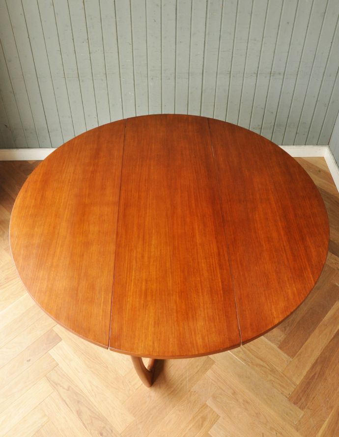 ロイドテーブル　アンティーク家具　チーク材のG-planのドロップリーフテーブル、カッコいい北欧テイストのダイニング家具（伸張式）。天板です。(m-541-f)