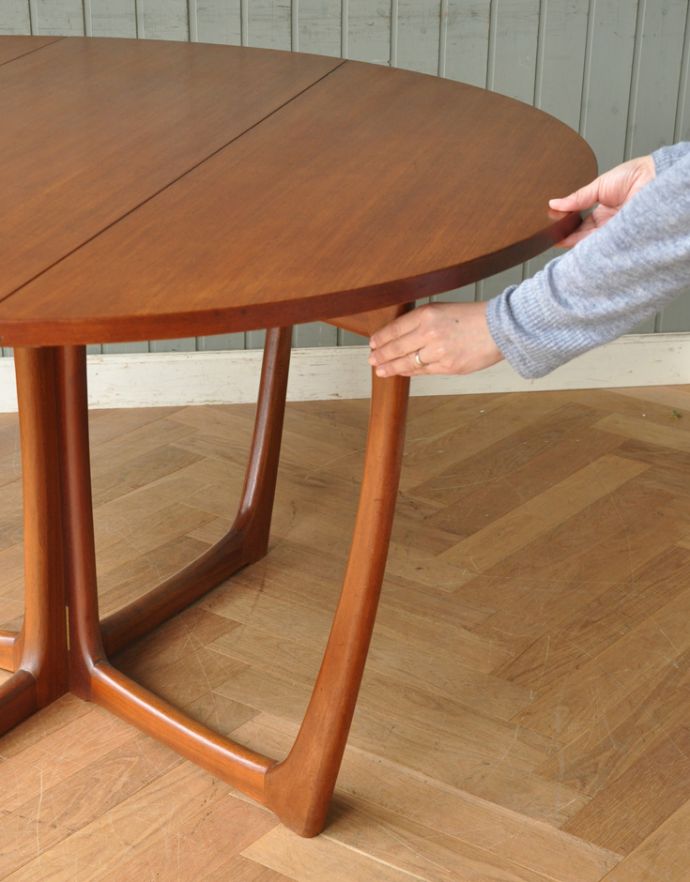 ロイドテーブル　アンティーク家具　チーク材のG-planのドロップリーフテーブル、カッコいい北欧テイストのダイニング家具（伸張式）。脚を引っ張り出すだけなので、組み立ても簡単！女性の力で大丈夫です。(m-541-f)