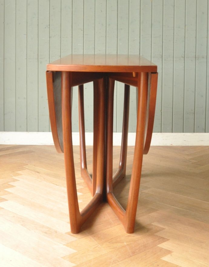ロイドテーブル　アンティーク家具　チーク材のG-planのドロップリーフテーブル、カッコいい北欧テイストのダイニング家具（伸張式）。閉じて見ると、こんなにスッキリしています！【 閉じた状態 】幅43.5×奥行132cm。(m-541-f)