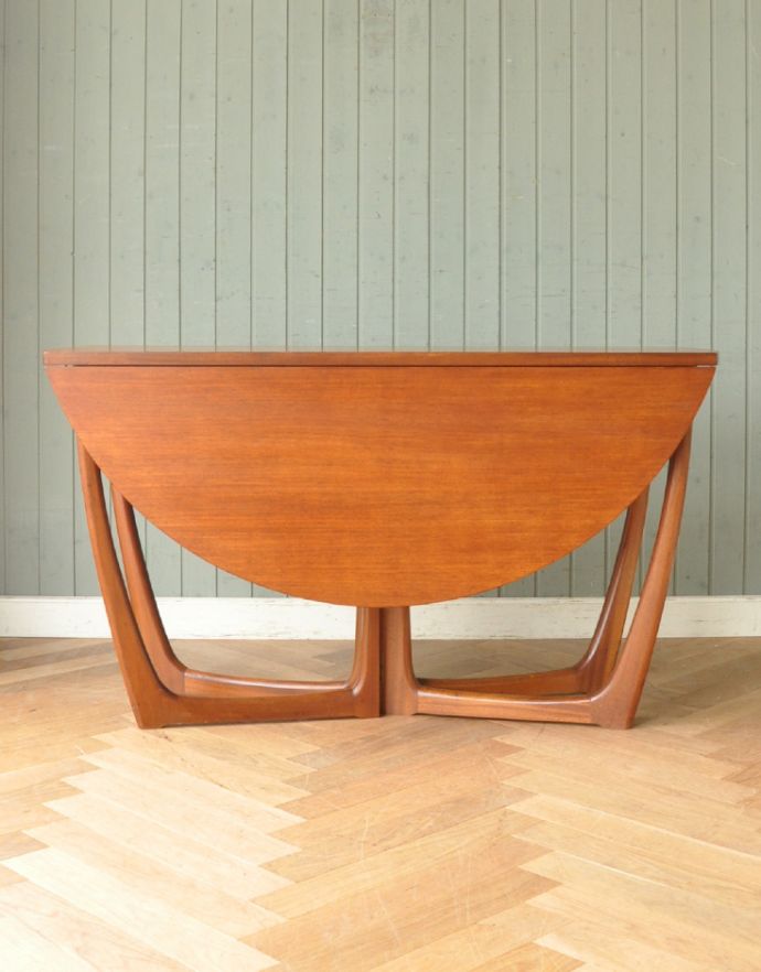 ロイドテーブル　アンティーク家具　チーク材のG-planのドロップリーフテーブル、カッコいい北欧テイストのダイニング家具（伸張式）。閉じたときです。(m-541-f)