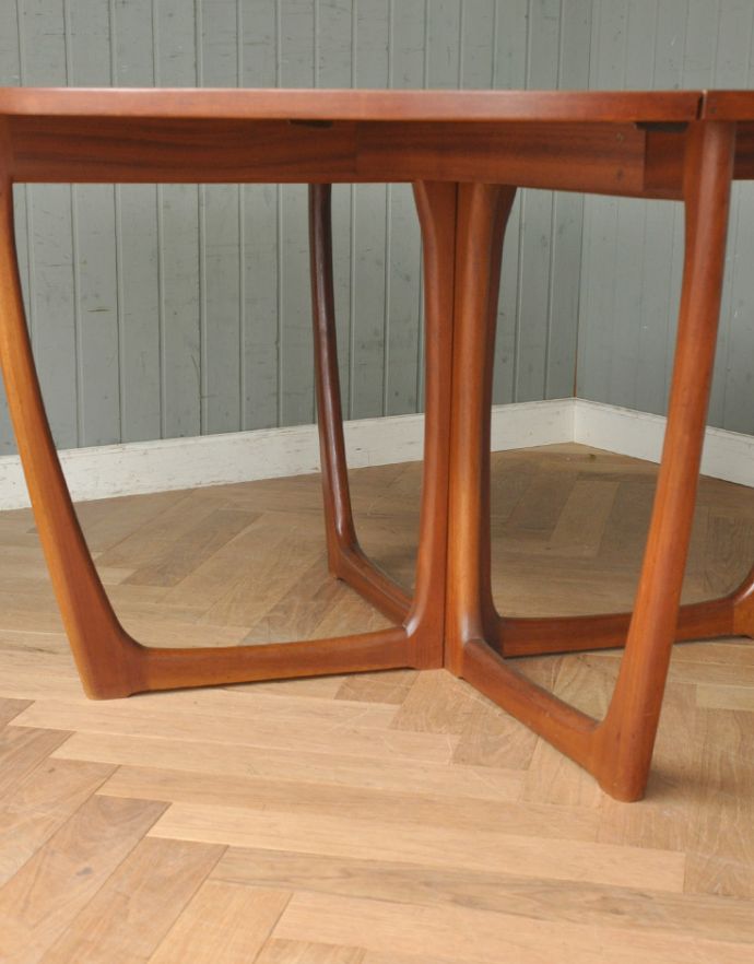 ロイドテーブル　アンティーク家具　チーク材のG-planのドロップリーフテーブル、カッコいい北欧テイストのダイニング家具（伸張式）。しっかり支えるのでご安心ください。(m-541-f)