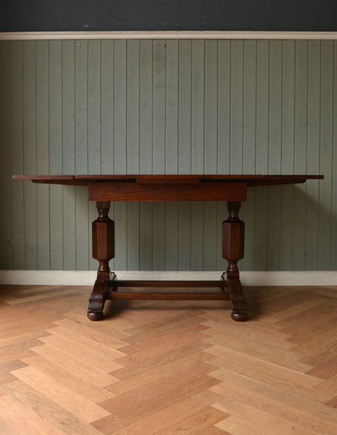 アンティークのテーブル　アンティーク家具　アンティーク英国家具、2本脚のドローリーフテーブル（伸張式テーブル）。両方開くと大きなサイズ！家族が増えた時やみんなが集まった時、両方のリーフを開けば大きなサイズに。(m-542-f)