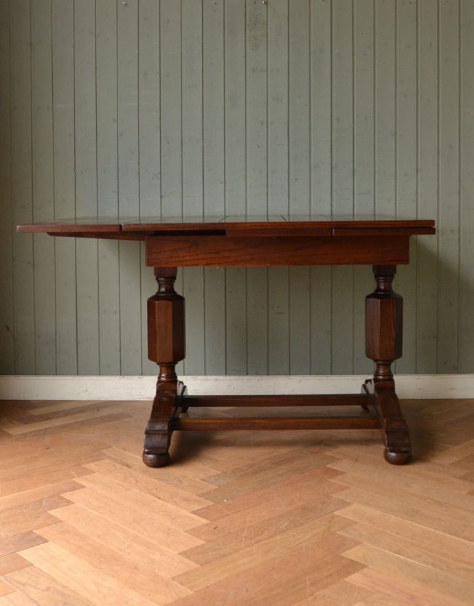 アンティークのテーブル　アンティーク家具　アンティーク英国家具、2本脚のドローリーフテーブル（伸張式テーブル）。片方だけ開いてもOK片方のリーフだけを開くとこんな感じ。(m-542-f)