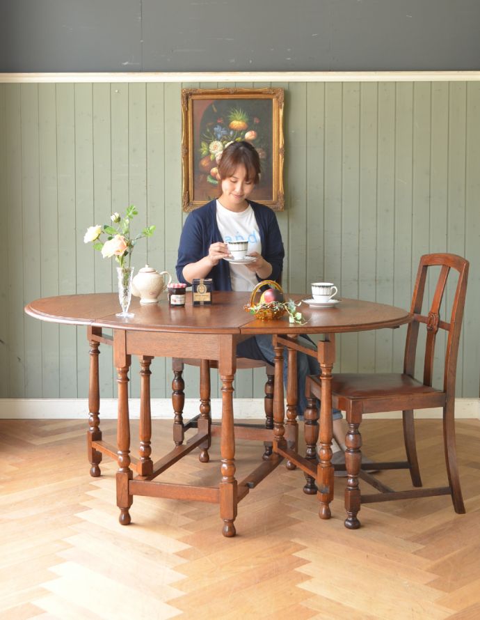 アンティークのテーブル　アンティーク家具　英国輸入のアンティーク家具、伸張式のゲートレッグテーブル（オーク材）。お友達とお茶したり、趣味の時間を過ごしたり、夫婦で食事をしたり・・・大きさを変えていろんな使い方が楽しめます。(m-544-f)