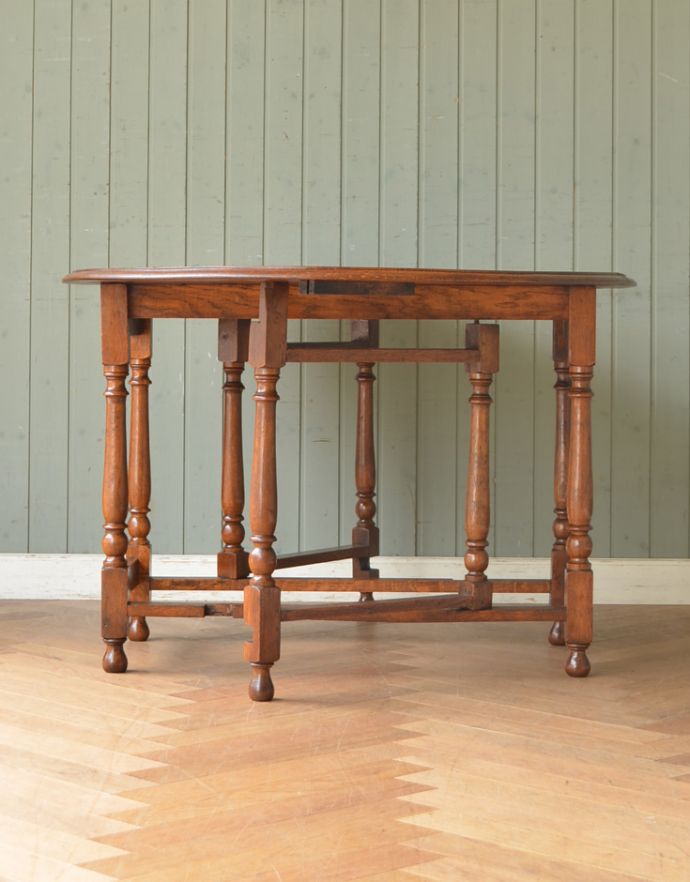 アンティークのテーブル　アンティーク家具　英国輸入のアンティーク家具、伸張式のゲートレッグテーブル（オーク材）。足元のデザインが凝っていて組み脚のようになっています。(m-544-f)