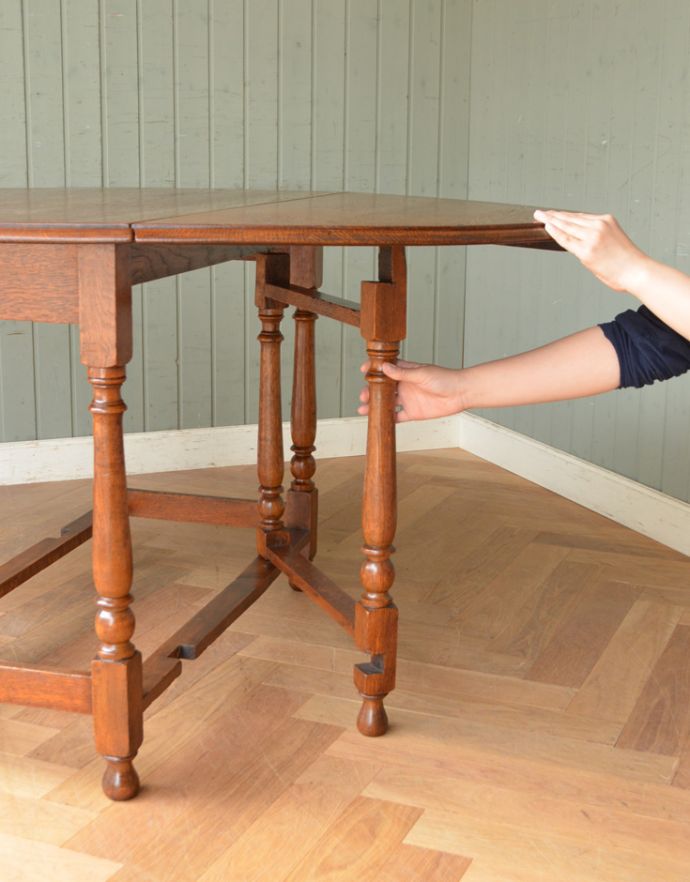 アンティークのテーブル　アンティーク家具　英国輸入のアンティーク家具、伸張式のゲートレッグテーブル（オーク材）。脚を引っ張り出すだけなので、組み立ても簡単！女性の力で大丈夫です。(m-544-f)