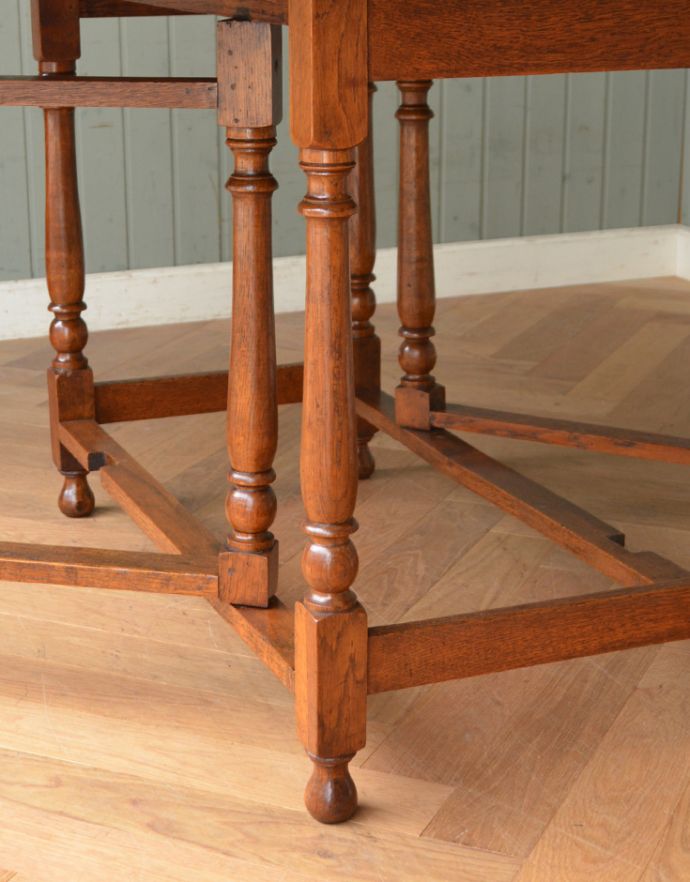 アンティークのテーブル　アンティーク家具　英国輸入のアンティーク家具、伸張式のゲートレッグテーブル（オーク材）。丸い足先が可愛いです。(m-544-f)