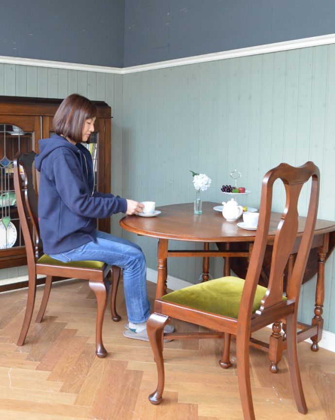 アンティークのテーブル　アンティーク家具　英国輸入のアンティーク家具、伸張式のゲートレッグテーブル（オーク材）。片方折り畳めば、壁にピタッとつける事ができるのも魅力。(m-544-f)
