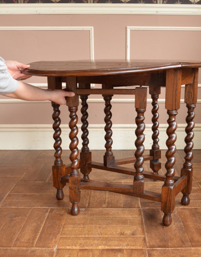 ロイドテーブル　アンティーク家具　英国らしいアンティーク家具、スモールサイズの伸張式のゲートレッグテーブル。脚を引っ張り出すだけなので、組み立ても簡単！女性の力で大丈夫です。(m-546-f)