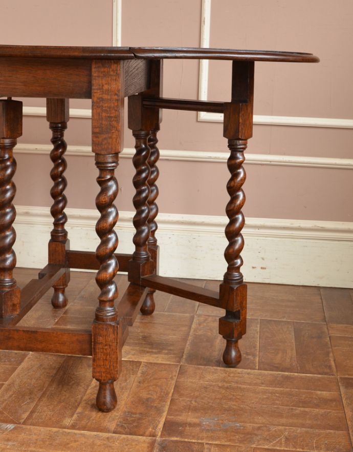 ロイドテーブル　アンティーク家具　英国らしいアンティーク家具、スモールサイズの伸張式のゲートレッグテーブル。丸い足先が可愛いです。(m-546-f)