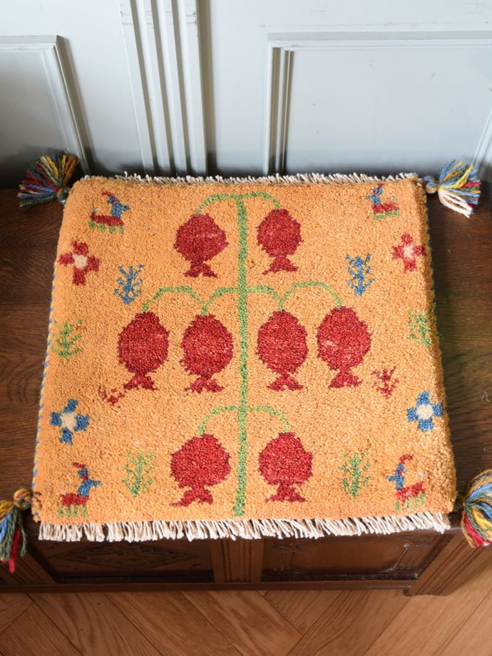 ザクロの木が描かれたおしゃれなギャッベ、オレンジ色のキレイな草木染の小さな絨毯 (m-5512-z)｜インテリア雑貨