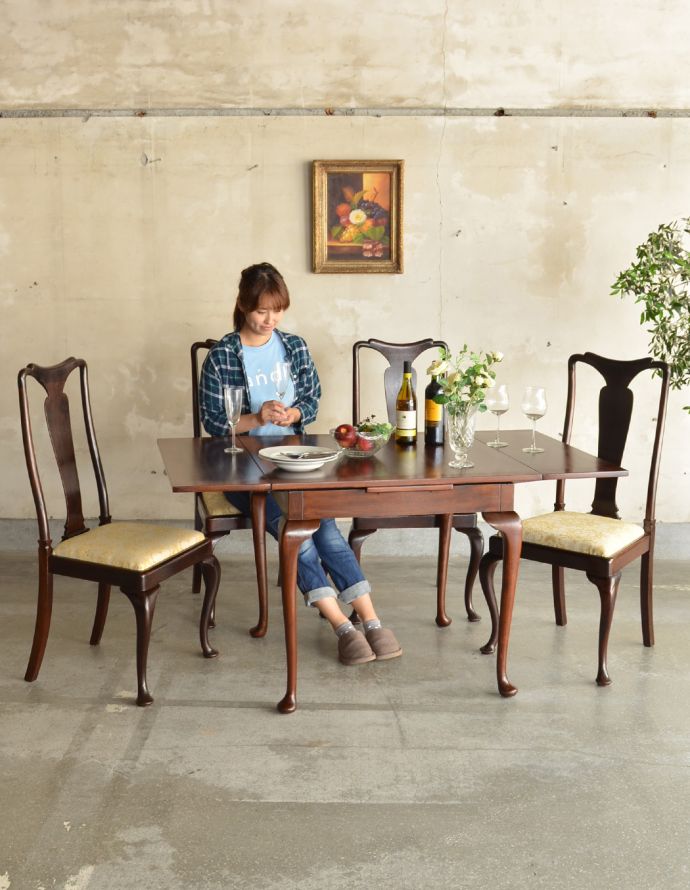 ロイドテーブル　アンティーク家具　クラシックなアンティークの英国家具、美しい脚のクイーンアンダイニングテーブル。閉じるとコンパクトになるのでアパートや一人住まいの方にもオススメ！食事、お茶の時間、パソコンや書き物、すべてこのテーブルでバッチリです。(m-553-f)