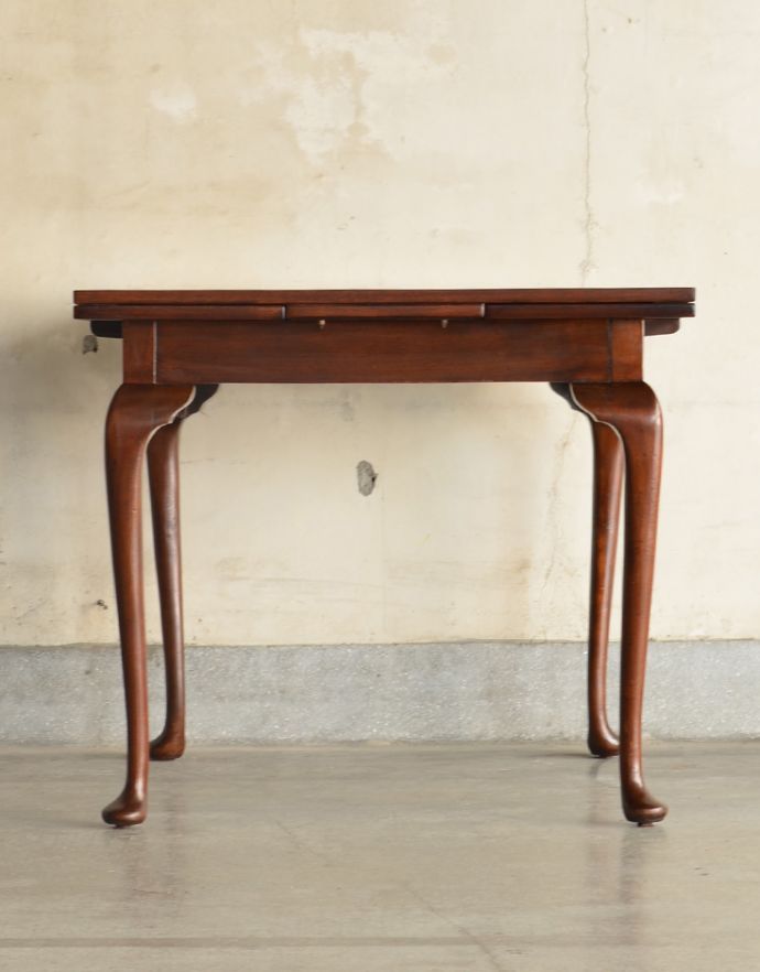 ロイドテーブル　アンティーク家具　クラシックなアンティークの英国家具、美しい脚のクイーンアンダイニングテーブル。重厚感のある落ち着いた色です。(m-553-f)