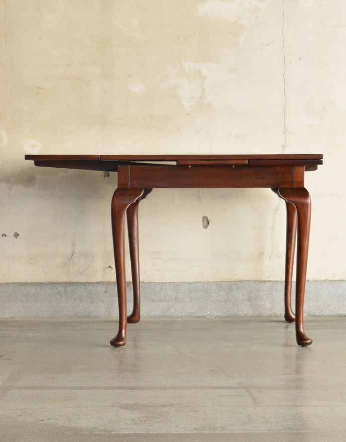 ロイドテーブル　アンティーク家具　クラシックなアンティークの英国家具、美しい脚のクイーンアンダイニングテーブル。片開きの状態でも使って頂けますよ！３〜４人掛けでゆったりと使えます。(m-553-f)