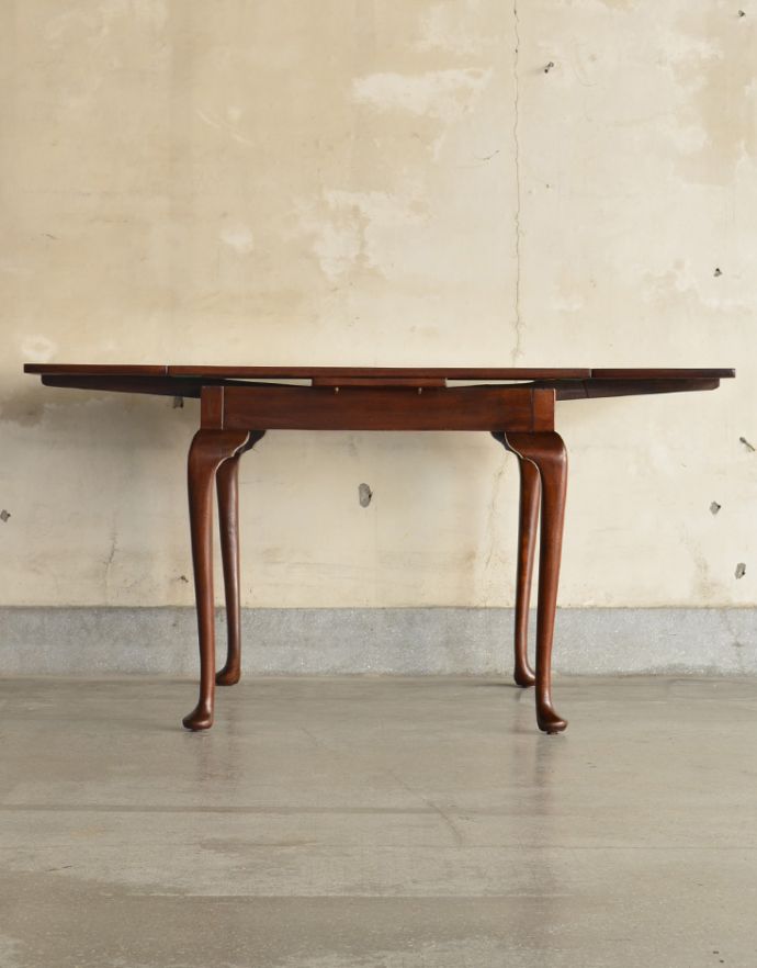 ロイドテーブル　アンティーク家具　クラシックなアンティークの英国家具、美しい脚のクイーンアンダイニングテーブル。ダイニングテーブルにしたり、家事台にも使えます。(m-553-f)
