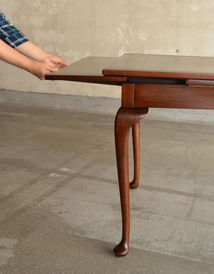 ロイドテーブル　アンティーク家具　クラシックなアンティークの英国家具、美しい脚のクイーンアンダイニングテーブル。天板は引っ張り出すだけであっという間に大きくなります。(m-553-f)