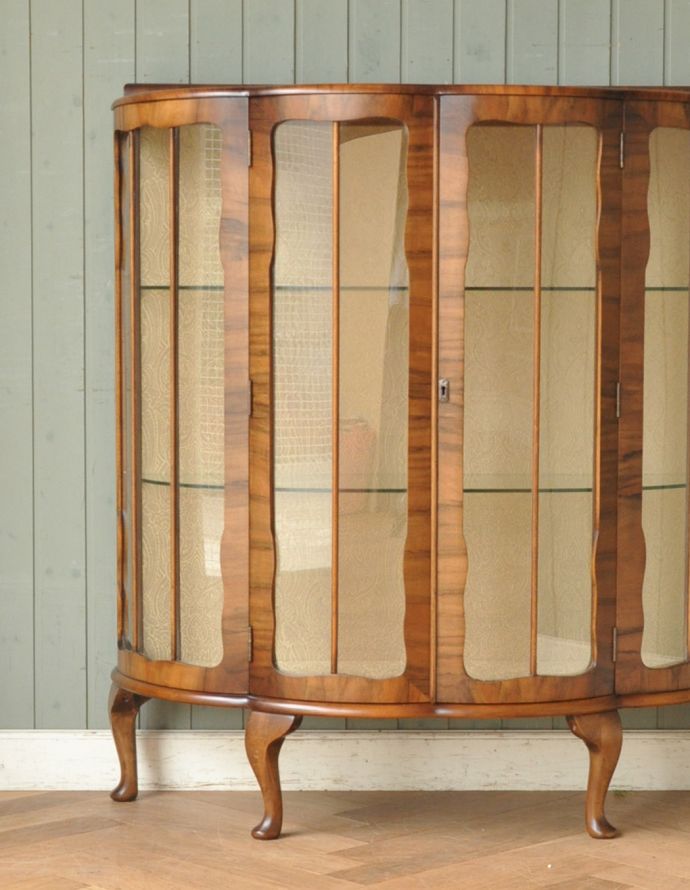 アンティークのキャビネット　アンティーク家具　英国のアンティーク家具、美しいハーフムーンのガラスキャビネット（飾り棚）。アンティークのガラスがキレイにはめ込んであります。(m-556-f)