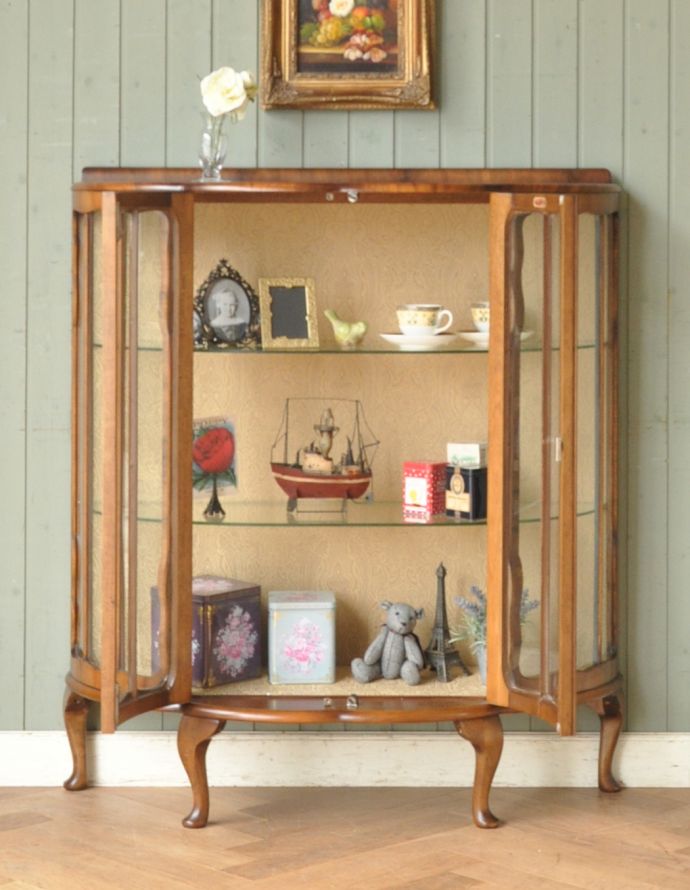 アンティークのキャビネット　アンティーク家具　英国のアンティーク家具、美しいハーフムーンのガラスキャビネット（飾り棚）。３段あります。(m-556-f)