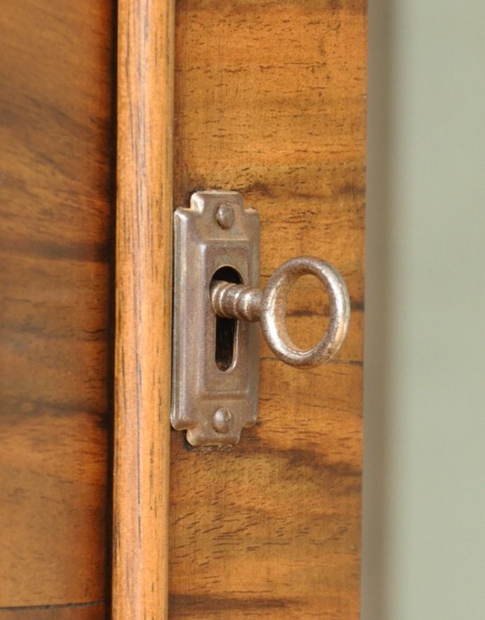 アンティークのキャビネット　アンティーク家具　英国のアンティーク家具、美しいハーフムーンのガラスキャビネット（飾り棚）。鍵を引っ掛けて取っ手のようにして開閉してください。(m-556-f)
