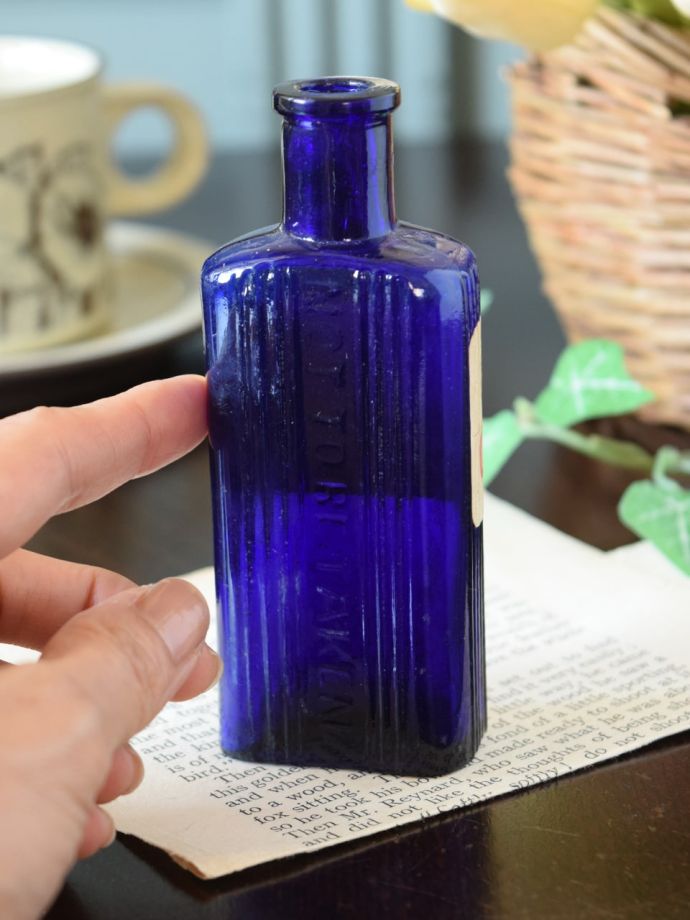 アンティークのおしゃれなガラス瓶、コバルトブルーのポイズン