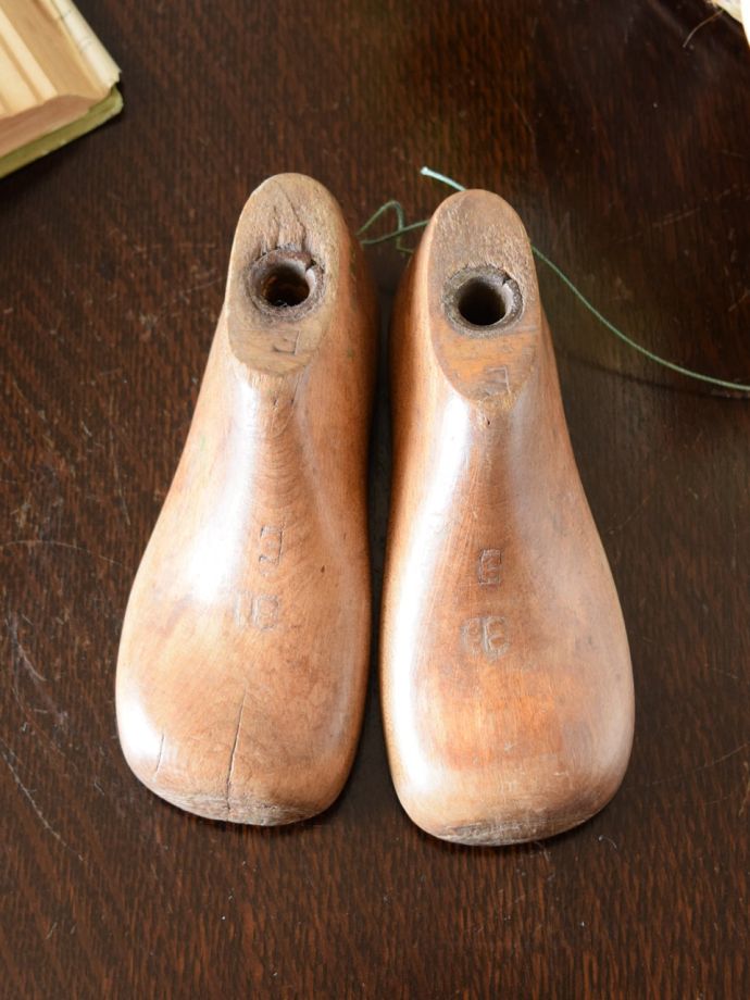 イギリスで見つけた木製のアンティーク雑貨、子ども用の小さな木靴型(m