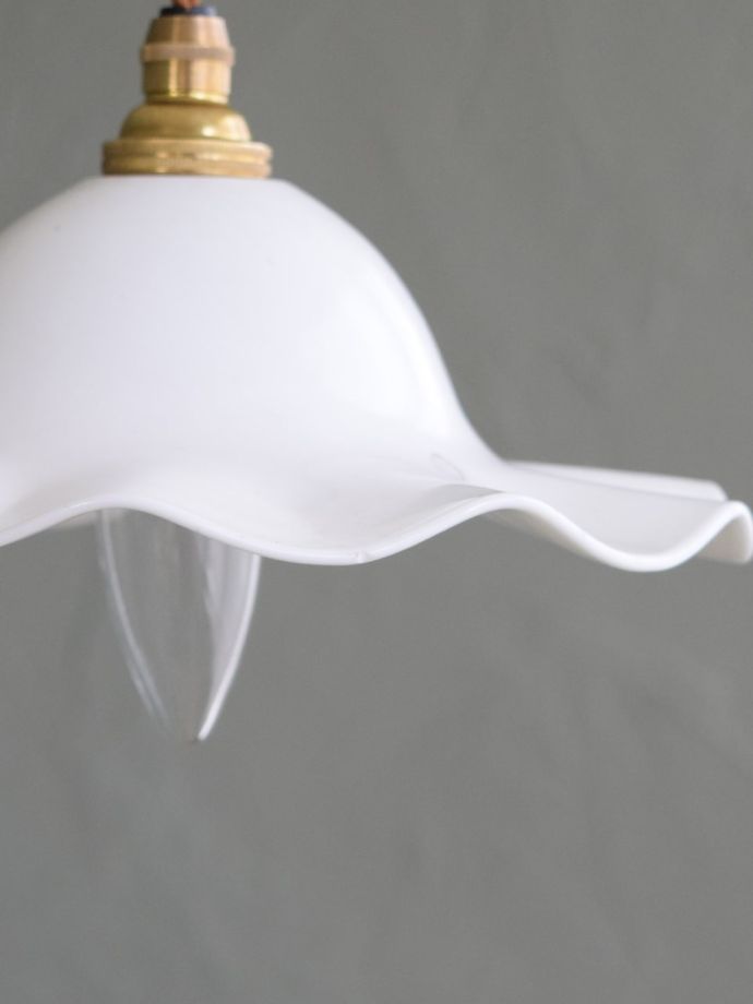 ミルク色のアンティークペンダントライト、フランスの白いアンティーク照明(コード・シャンデリア電球・ギャラリーなし)
