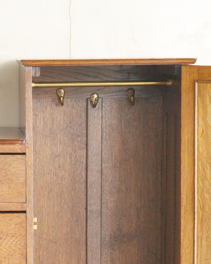 ワードローブ　アンティーク家具　英国のアンティーク家具、中々出会えないスモールワードローブ＆チェスト（オーク材）。扉内の上には、ハンガーが引っ掛けられるポールが通っています。(m-566-f)