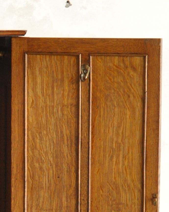 ワードローブ　アンティーク家具　英国のアンティーク家具、中々出会えないスモールワードローブ＆チェスト（オーク材）。扉内には、背板と扉の内側にフックが付いています。(m-566-f)