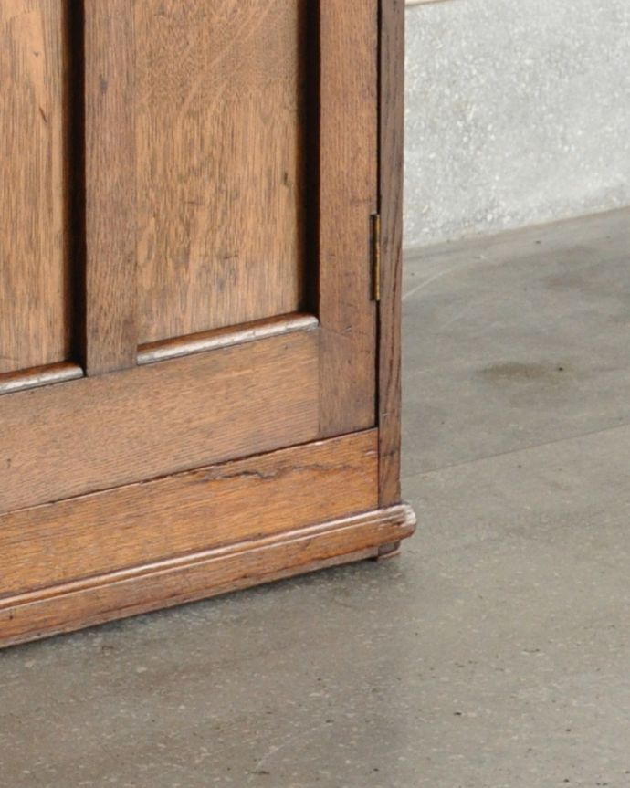ワードローブ　アンティーク家具　英国のアンティーク家具、中々出会えないスモールワードローブ＆チェスト（オーク材）。安定感のある脚がしっかり支えます。(m-566-f)