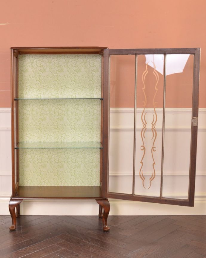 アンティークのキャビネット　アンティーク家具　英国のコンパクトなアンティークガラスキャビネット（飾り棚） 。３段あります。(m-570-f)