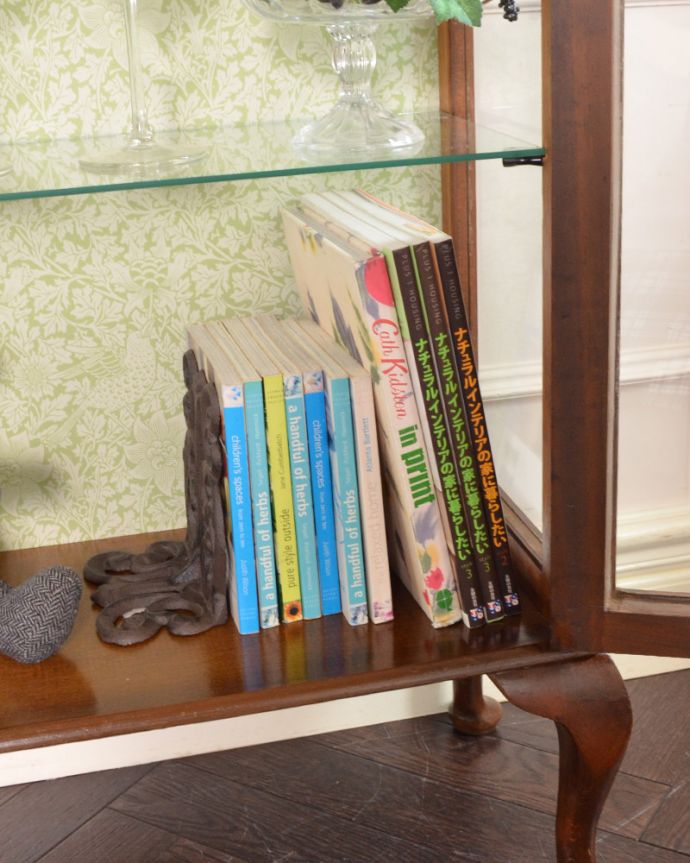 アンティークのキャビネット　アンティーク家具　英国のコンパクトなアンティークガラスキャビネット（飾り棚） 。本やファイルなどの収納もできます。(m-570-f)