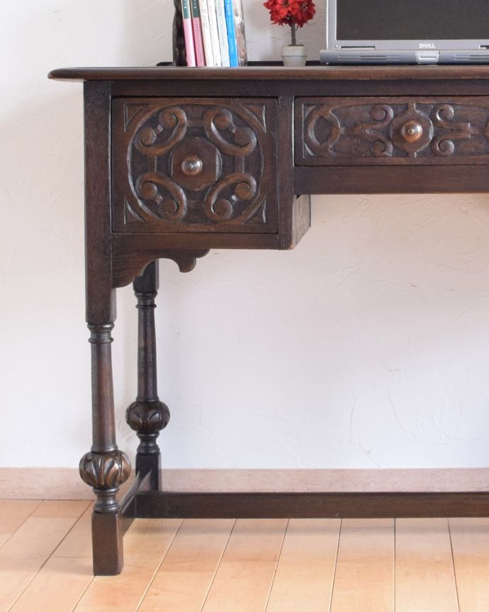 アンティークのデスク・書斎机　アンティーク家具　脚の先までお洒落な、1900年代の英国アンティークデスク（オーク材）。細やかな装飾が美しいデスク。(m-572-f)