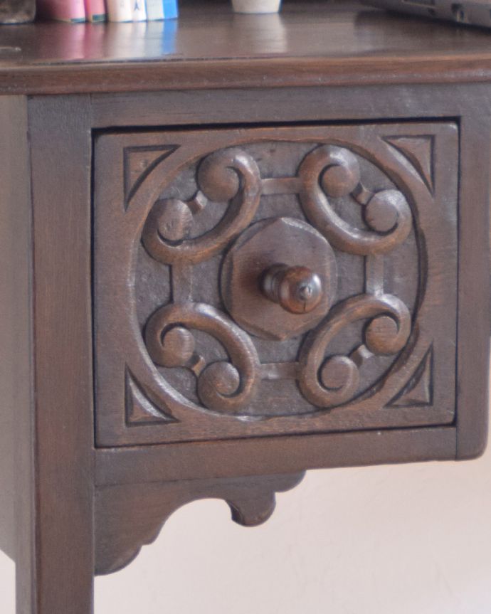 アンティークのデスク・書斎机　アンティーク家具　脚の先までお洒落な、1900年代の英国アンティークデスク（オーク材）。高級感があって上品な彫が印象的なデザインです。(m-572-f)