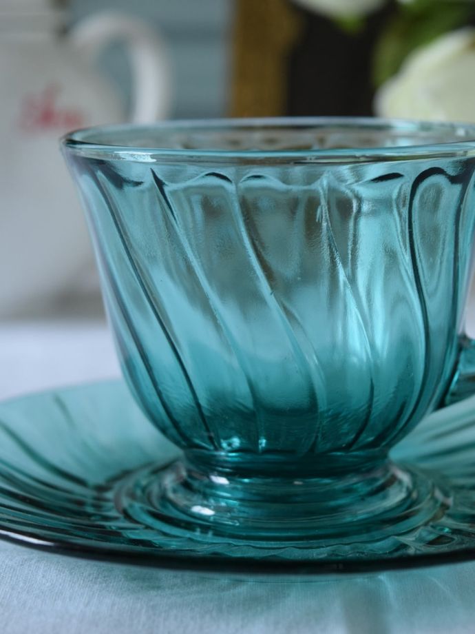 アンティークガラスのおしゃれな食器、深いブルー色のディプレッション ...