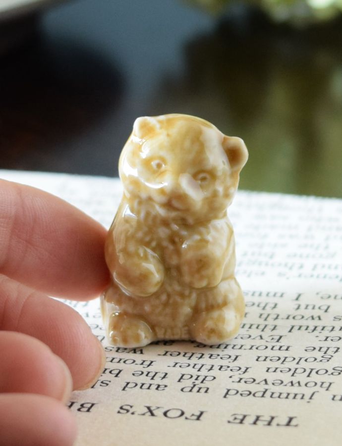 英国WADE社のビンテージ陶器、Whimsiesシリーズの小さな子熊のフィギア