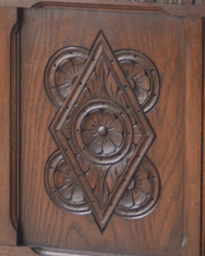 ブランケットボックス・収納ボックス　アンティーク家具　お花の彫りがたっぷり刻まれた、英国アンティークの木製コファ。パッと映える装飾にもウキウキしてしまいます。(m-577-f)
