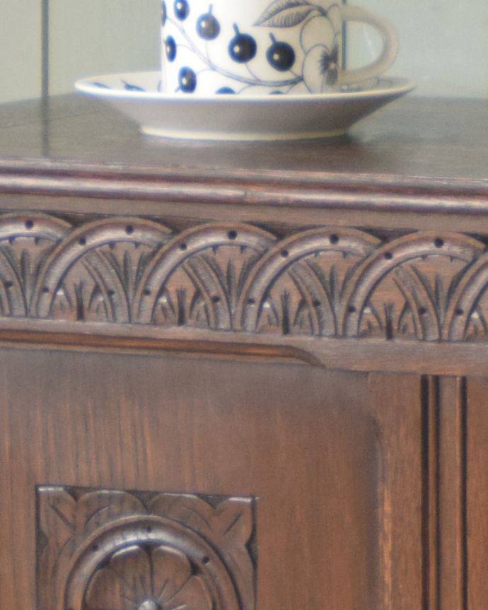 ブランケットボックス・収納ボックス　アンティーク家具　お花の彫りがたっぷり刻まれた、英国アンティークの木製コファ。重厚感を醸し出す彫り。(m-577-f)