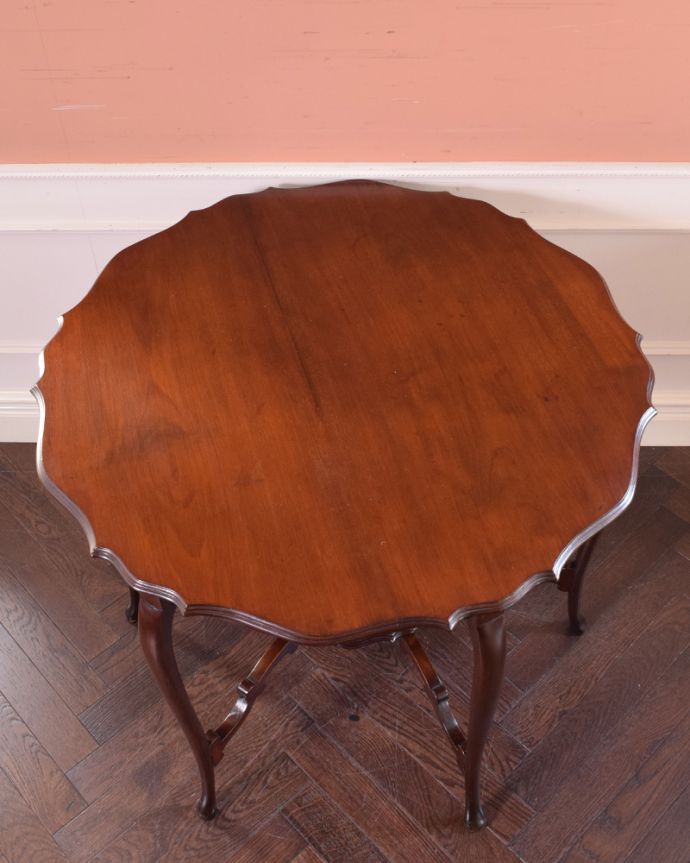 ロイドテーブル　アンティーク家具　英国輸入のアンティーク家具、マホガニー材のラウンドテーブル（ティーテーブル）。キレイな木目の美しい天板です。(m-578-f)