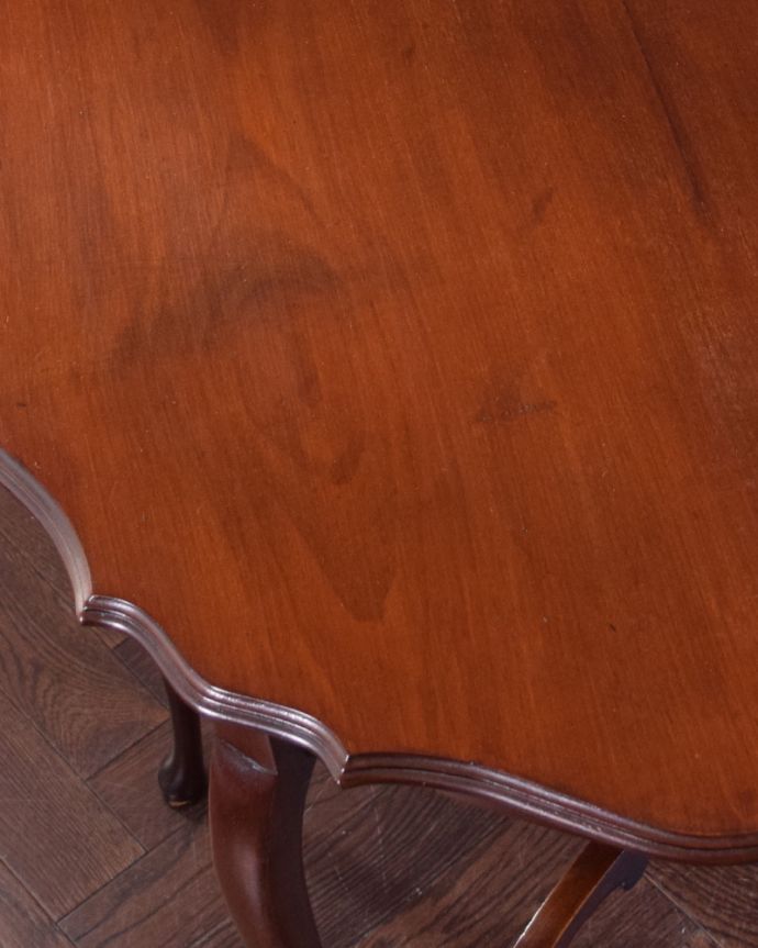 ロイドテーブル　アンティーク家具　英国輸入のアンティーク家具、マホガニー材のラウンドテーブル（ティーテーブル）。天板の縁は美しくカットされています！日本の家にも馴染みやすい落ち着いた木目です。(m-578-f)