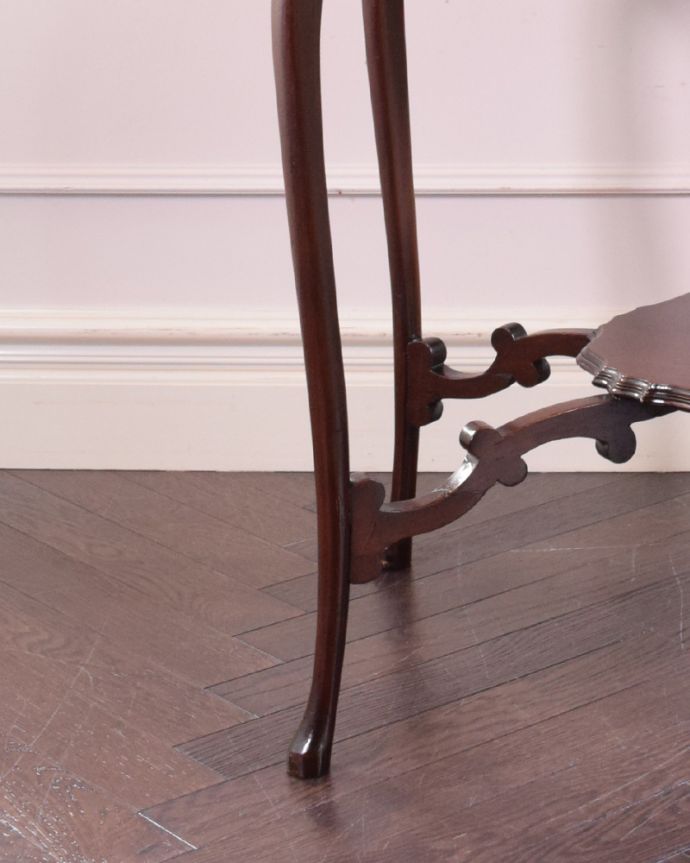 ロイドテーブル　アンティーク家具　英国輸入のアンティーク家具、マホガニー材のラウンドテーブル（ティーテーブル）。緩やかなカーブを描いた美しい脚。(m-578-f)