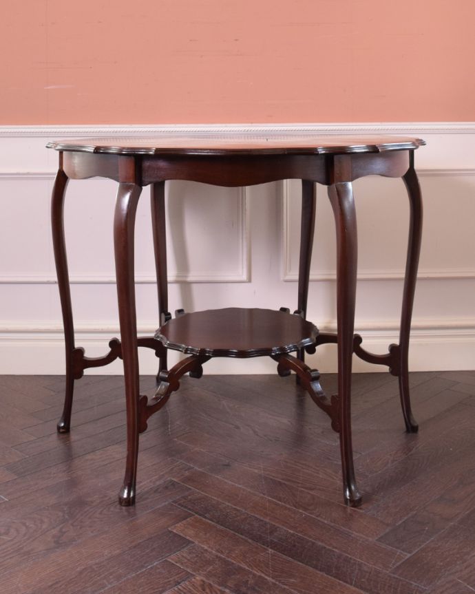 ロイドテーブル　アンティーク家具　英国輸入のアンティーク家具、マホガニー材のラウンドテーブル（ティーテーブル）。細くて繊細なラインが美しい脚。(m-578-f)